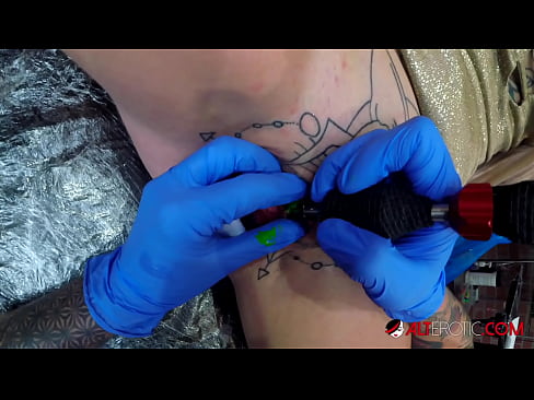 ❤️ Extrem tattooed Hottie Sully Savage krut en Tattoo op hirem Klitoris ️ Häre Porno bei eis lb.tradewin.top ️❤